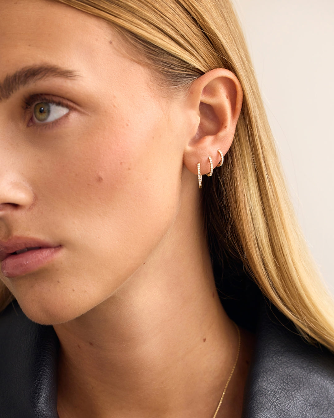 What are huggie earrings?